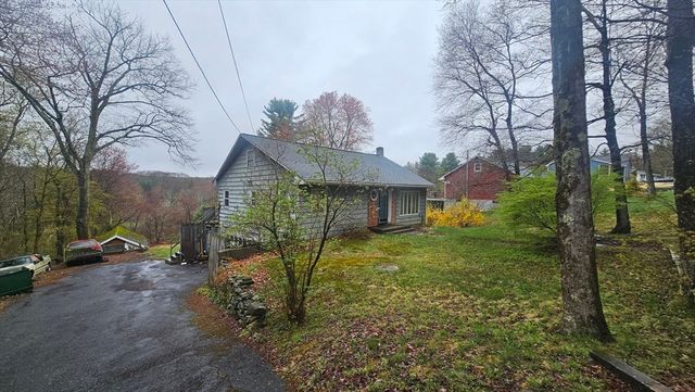 84 Stafford Holland Rd, Wales, MA 01081