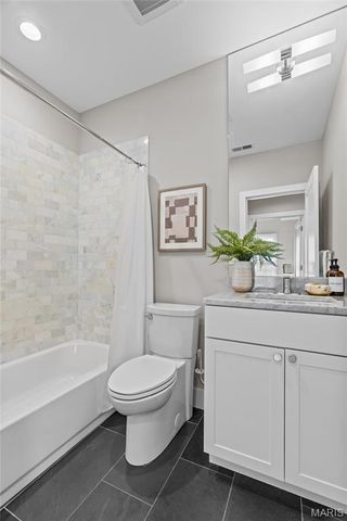 46 Carriage Lane, St Louis, MO 63108