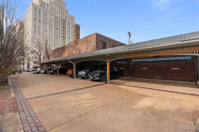 46 Carriage Lane, St Louis, MO 63108