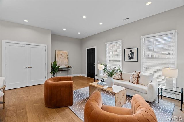 46 Carriage Lane, St Louis, MO 63108