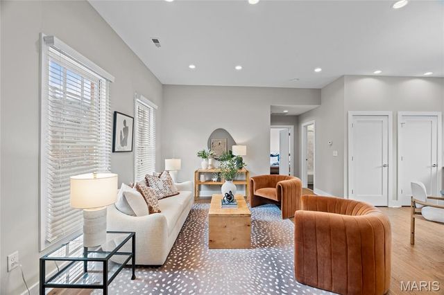 46 Carriage Lane, St Louis, MO 63108