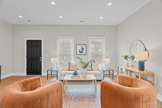 46 Carriage Lane, St Louis, MO 63108