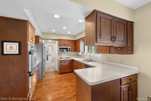 2379 Park Ridge Drive, Bloomfield Hills, MI 48304