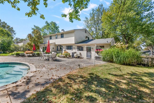 2379 Park Ridge Drive, Bloomfield Hills, MI 48304