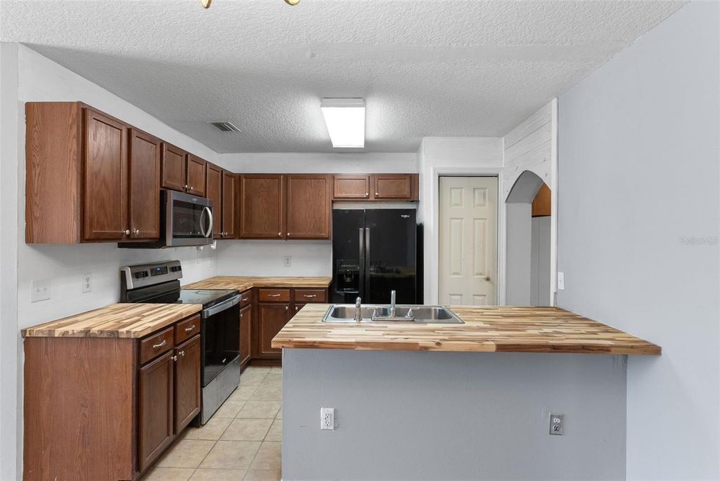 Image 9 of property listing at 16727 SE 91ST STREET, Lake Butler, FL 32054