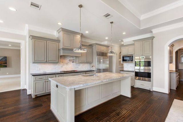 6806 E Warwick Lake Lane, Spring, TX 77389