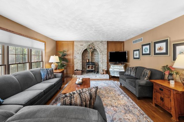 1017 W 57th Street, Davenport, IA 52806