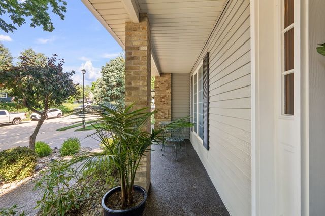 1017 W 57th Street, Davenport, IA 52806