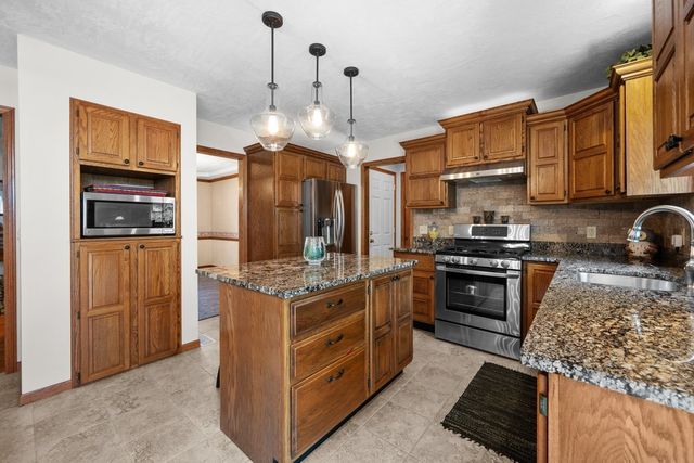 1017 W 57th Street, Davenport, IA 52806