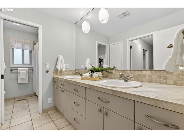 19451 WILDERNESS Dr, West Linn, OR 97068