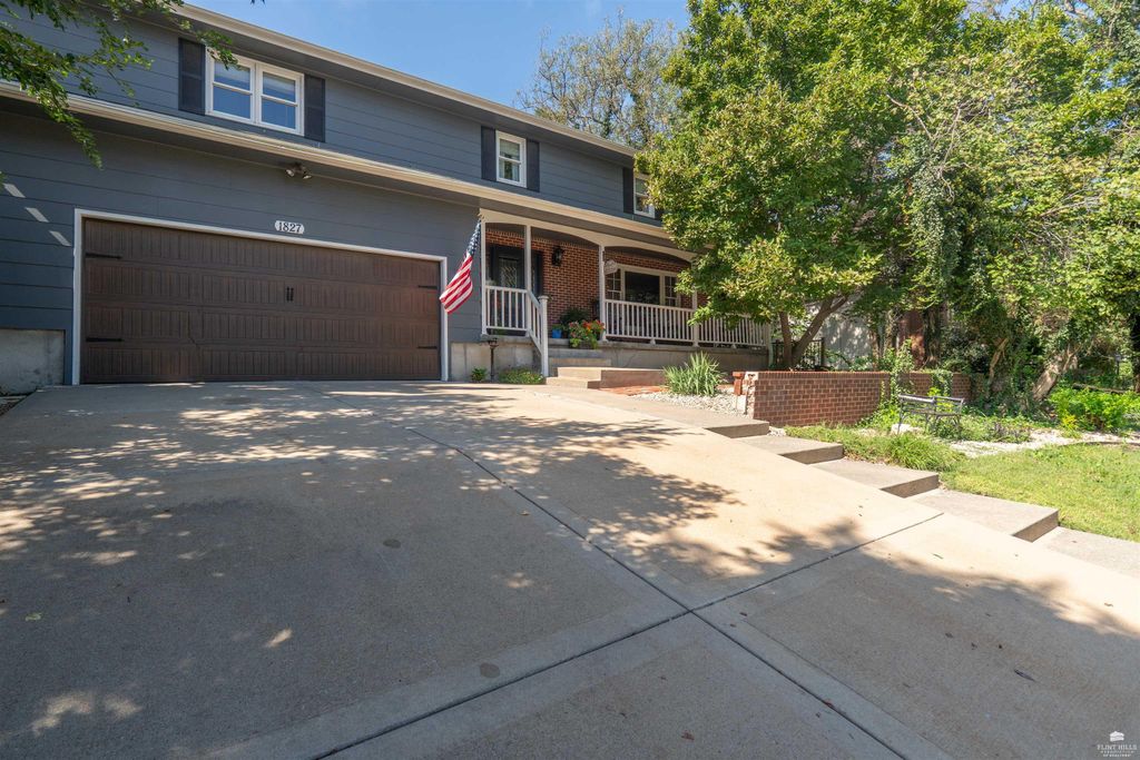 1827 Denholm Drive, Manhattan, KS 66503