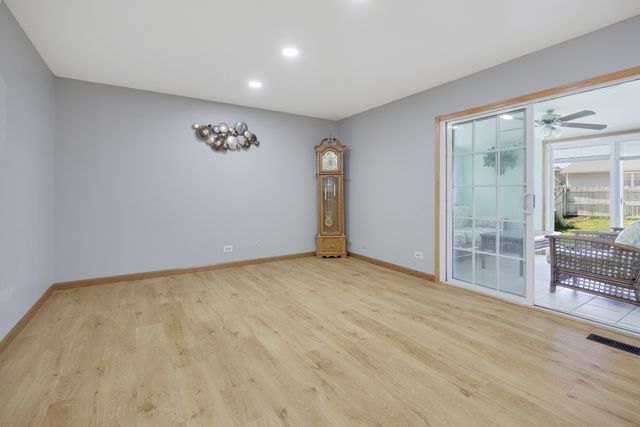 898 Debra Lane, Elk Grove Village, IL 60007