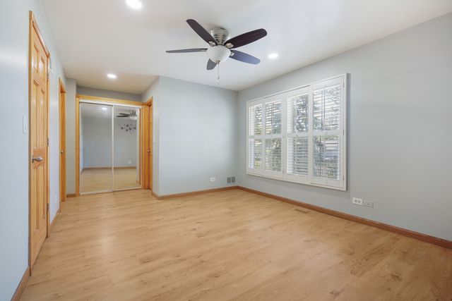 898 Debra Lane, Elk Grove Village, IL 60007