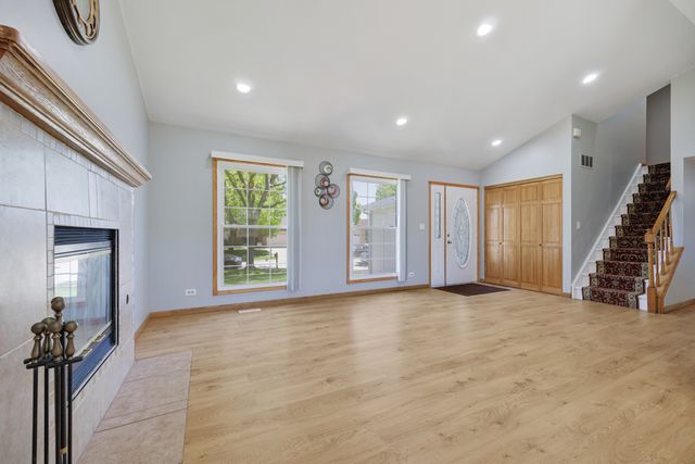 898 Debra Lane, Elk Grove Village, IL 60007