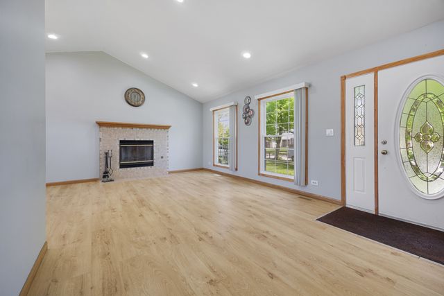898 Debra Lane, Elk Grove Village, IL 60007