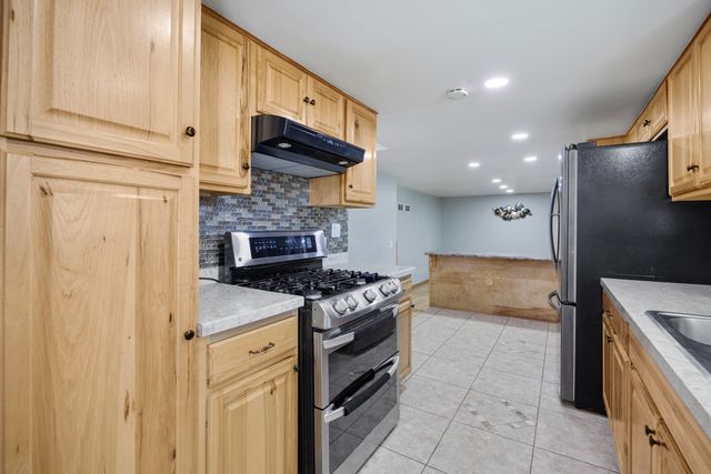 898 Debra Lane, Elk Grove Village, IL 60007