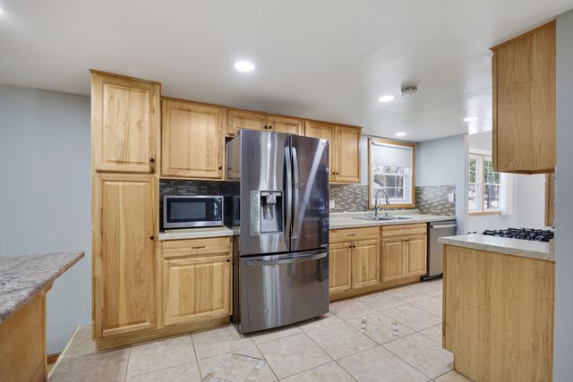898 Debra Lane, Elk Grove Village, IL 60007