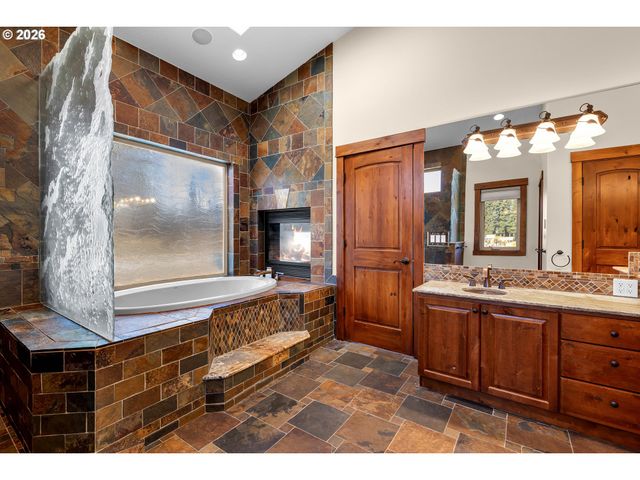 12000 Ne 57th Ct, Vancouver, WA 98686