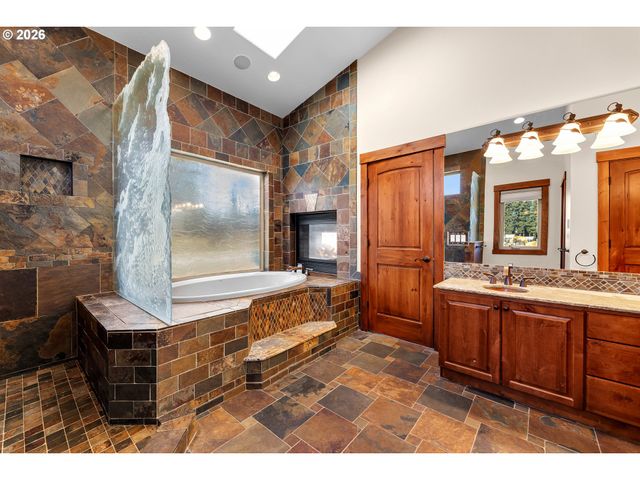12000 Ne 57th Ct, Vancouver, WA 98686