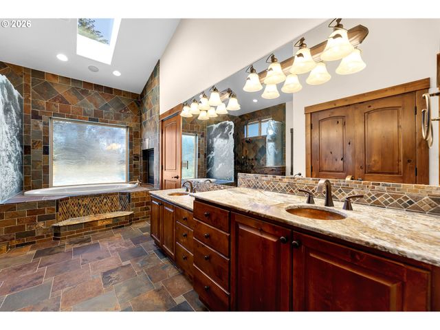 12000 Ne 57th Ct, Vancouver, WA 98686