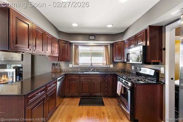 37655 Douglas Court, Sterling Heights, MI 48310