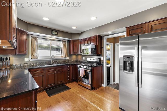 37655 Douglas Court, Sterling Heights, MI 48310