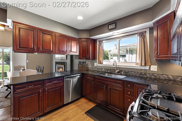 37655 Douglas Court, Sterling Heights, MI 48310