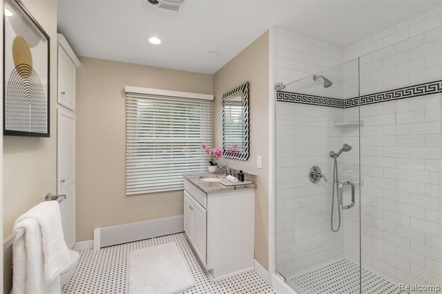 24800 N Cromwell Drive, Franklin, MI 48025