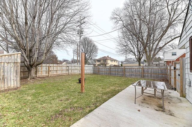 8802 W Center STREET, Milwaukee, WI 53222