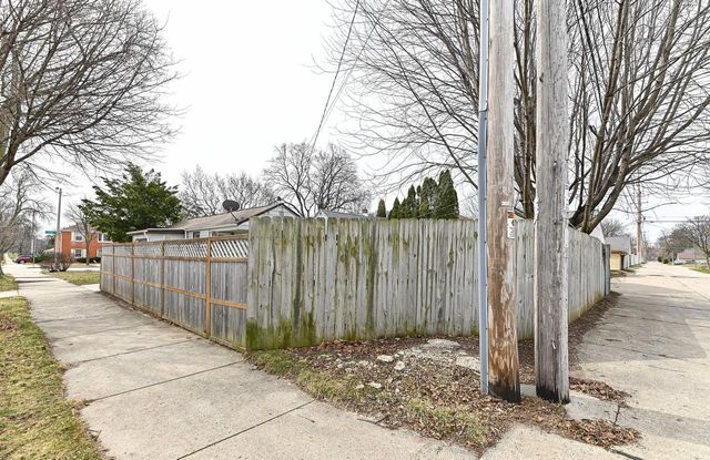 8802 W Center STREET, Milwaukee, WI 53222