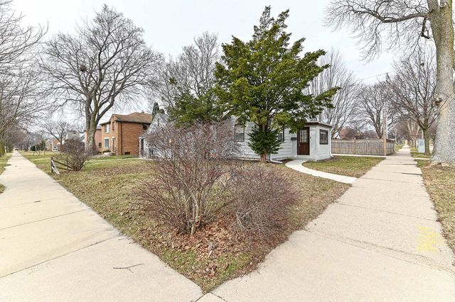 8802 W Center STREET, Milwaukee, WI 53222