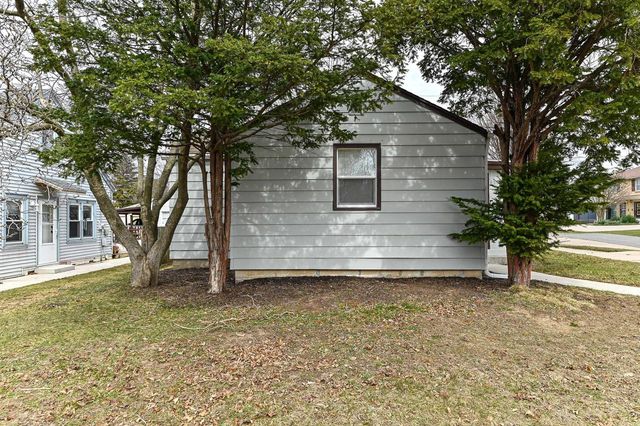 8802 W Center STREET, Milwaukee, WI 53222