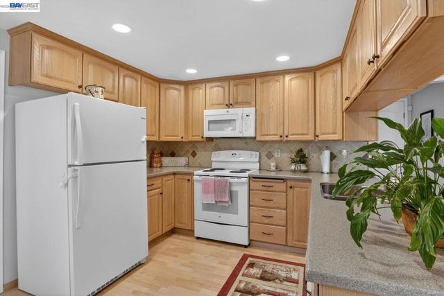 5827 5827 Cold Water Drive, Castro Valley, CA 94552