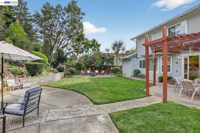 5827 5827 Cold Water Drive, Castro Valley, CA 94552