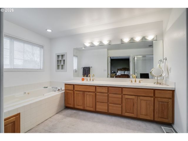 312 Nw Pacific Grove Dr, Beaverton, OR 97006