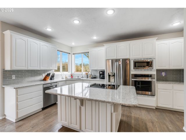 312 Nw Pacific Grove Dr, Beaverton, OR 97006