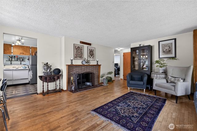 9219 26th Avenue SW, Seattle, WA 98106