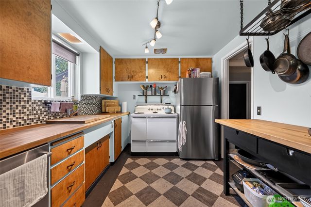 9219 26th Avenue SW, Seattle, WA 98106