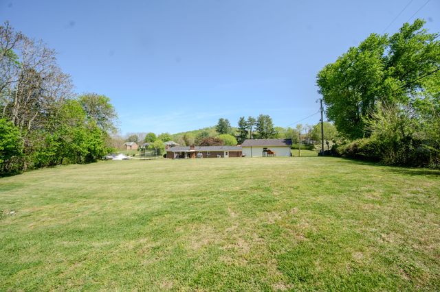 5027 Rocky Point Rd, Cookeville, TN 38506