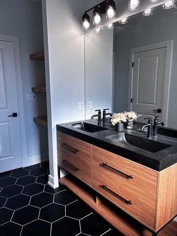 3755 N Odell Avenue N, Chicago, IL 60634