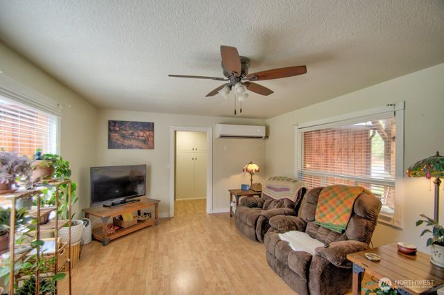 1296 Centralia Alpha Road, Chehalis, WA 98532