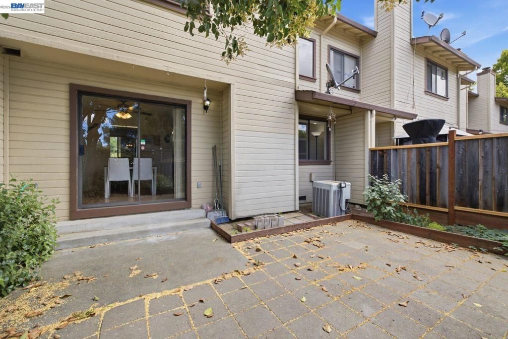 Image 3 of property listing at 1701 Calais Ct, Hayward, CA 94541
