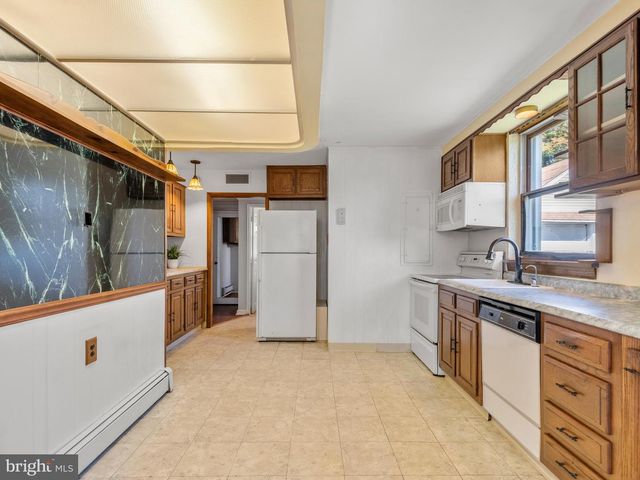 9818 WOODFERN RD, Philadelphia, PA 19115