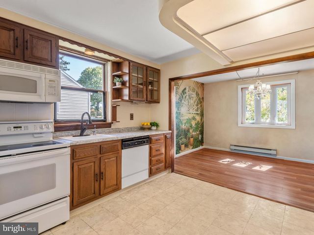 9818 WOODFERN RD, Philadelphia, PA 19115