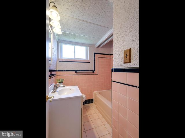 9818 WOODFERN RD, Philadelphia, PA 19115
