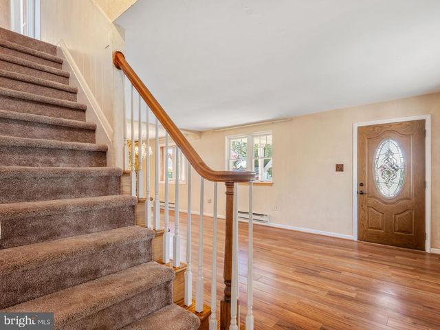 9818 WOODFERN RD, Philadelphia, PA 19115
