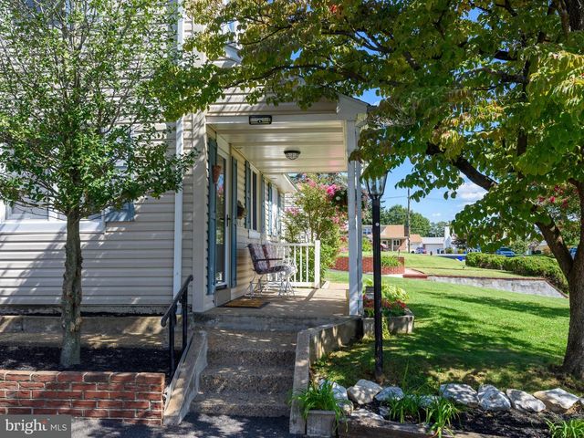 9818 WOODFERN RD, Philadelphia, PA 19115