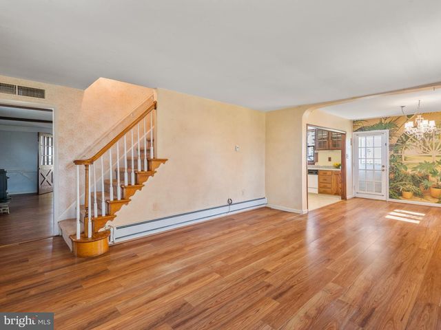 9818 WOODFERN RD, Philadelphia, PA 19115