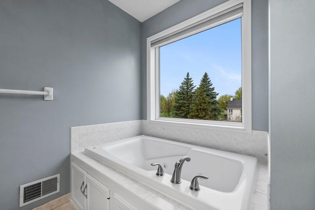 1672 Windsor Drive S, Shakopee, MN 55379