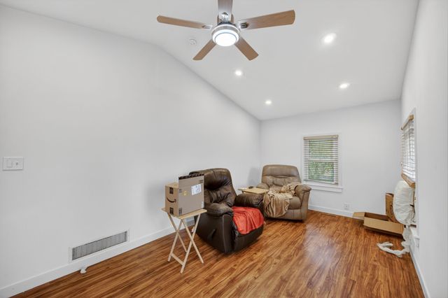 5415 NW Torgerson Drive, Des Moines, IA 50310